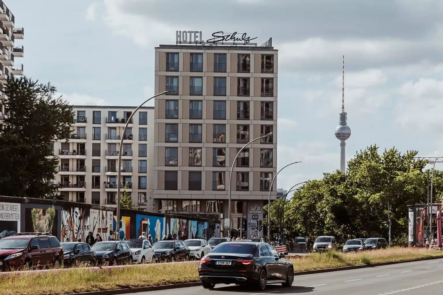 Außenansicht des Schulz Hotel Berlin am Ostbahnhof an der East Side Gallery